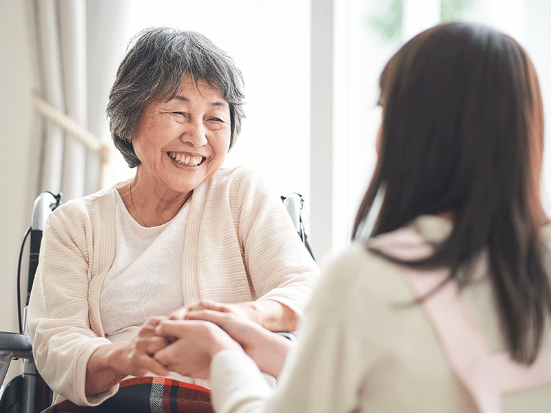 スタッフと話す高齢者